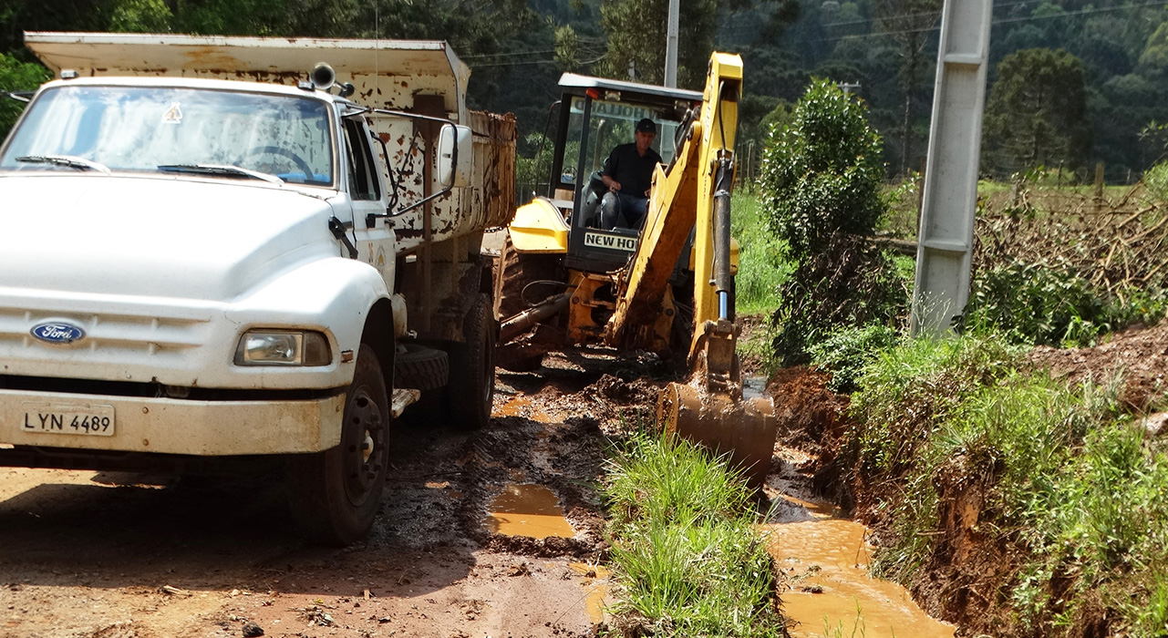 Secretaria Municipal de Obras realiza limpeza de bueiros