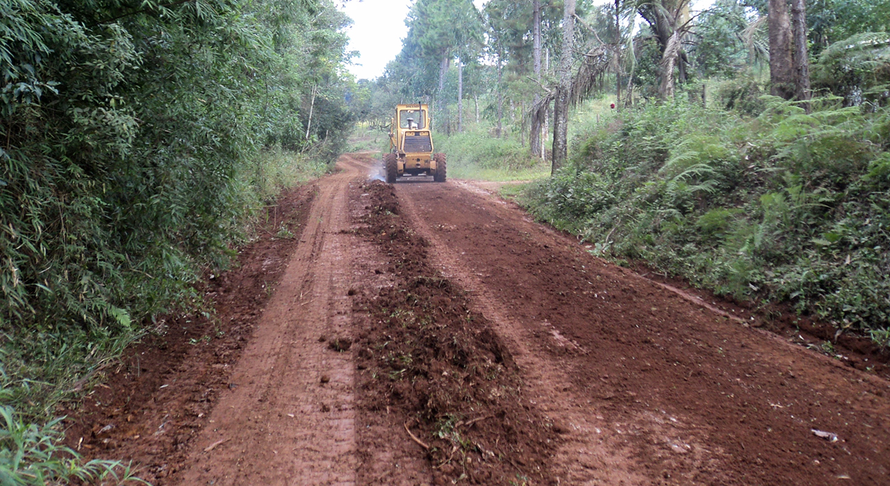 Obras melhoram condições de tráfego nas estradas rurais