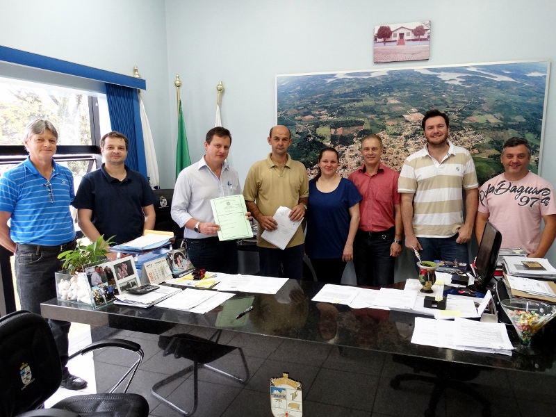 Administração municipal adquire terreno para construção de quadra esportiva
