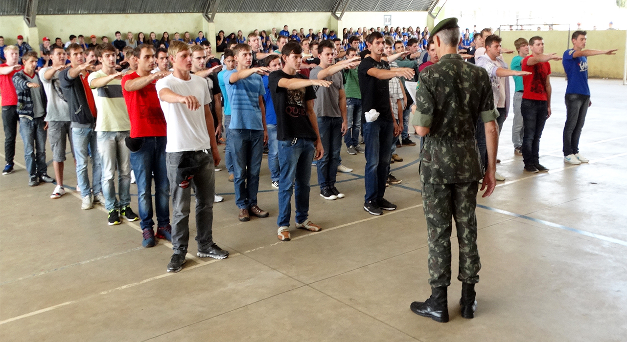 Jovens prestam juramento à bandeira e recebem certificado de dispensa militar