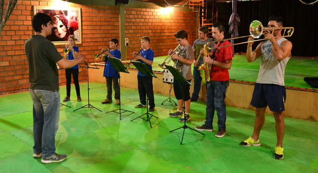 Barracão das Artes oferece aulas de música e banda municipal