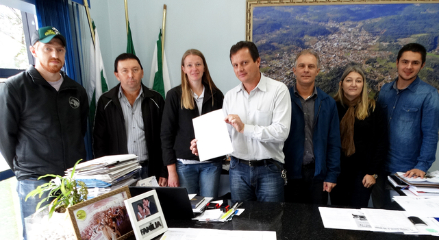 Prefeitura assina convênio com Associação da Escola do Campo – Casa Familiar Rural