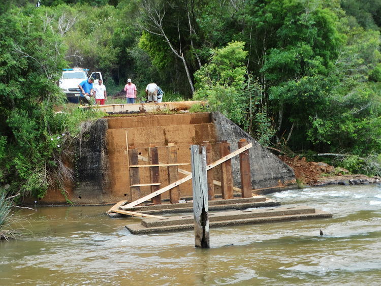 Ponte sobre o Rio Palmital começa a ser construída