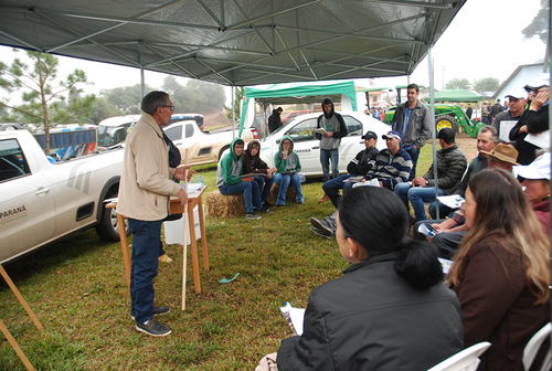 Dia de Campo Regional de Bovinocultura de Leite recebe participantes de toda a região
