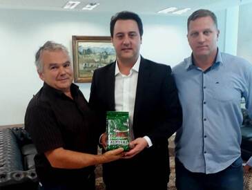 Prefeito Bibi participa de reunião em Curitiba, na qual Governo garante apoio a produção de erva mate no Sul do Paraná