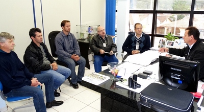 Prefeito Antonio realiza reunião com representantes da Cohapar