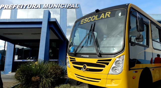 Cruz Machado recebe novo ônibus para transporte escolar
