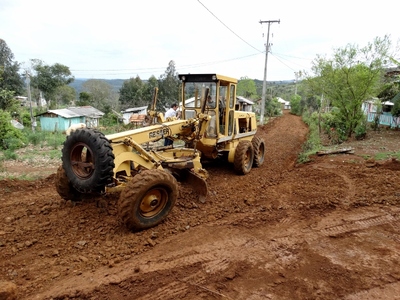 Equipe realiza obras nas estradas da comunidade Paredão